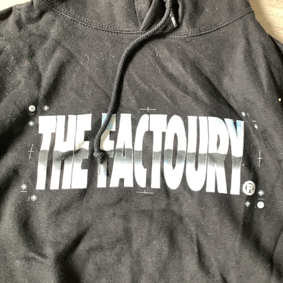 The factory black hoodie - Picture 2 of 5